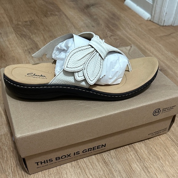 CLARKS | Knotted Bow Thong Sandals - Picture 3 of 6